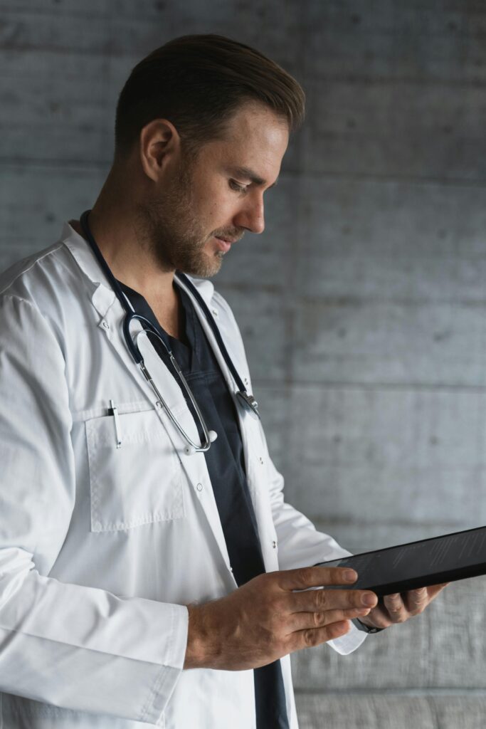 Arzt mit Tablet bei der Arbeit